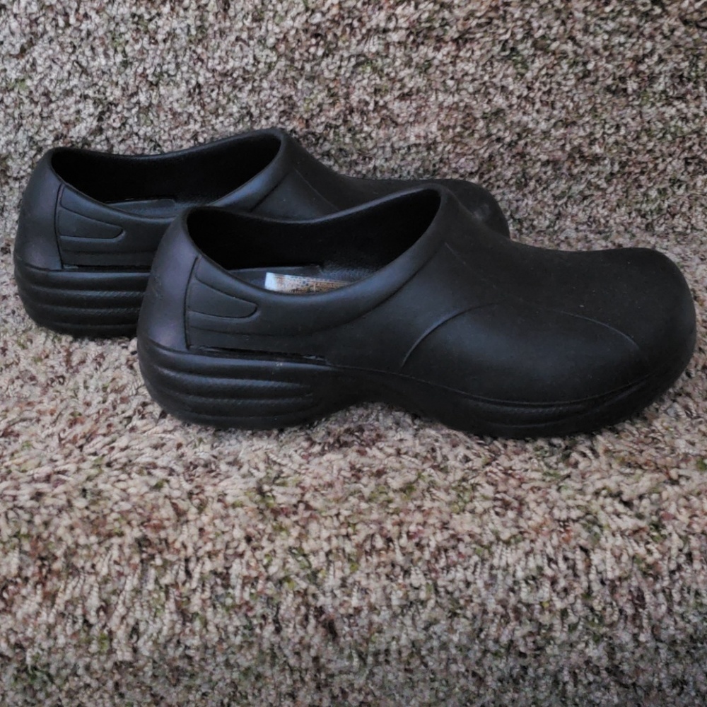 Womans non slip work shoes